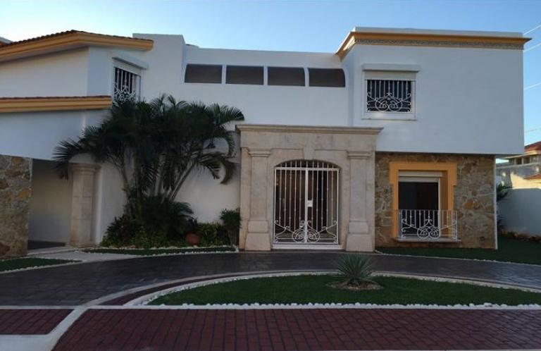 HERMOSA RESIDENCIA EN CALLE CERRADA EN MONTEREAL - 1