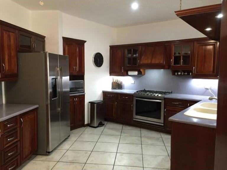 HERMOSA RESIDENCIA EN CALLE CERRADA EN MONTEREAL - 5