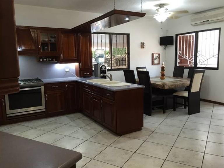HERMOSA RESIDENCIA EN CALLE CERRADA EN MONTEREAL - 6