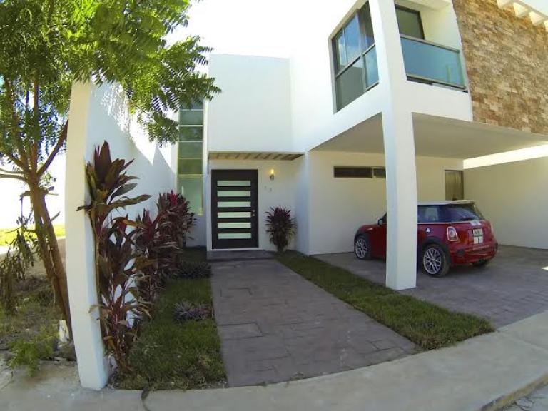 CASA MINIMALISTA CON PISCINA EN CHOLUL