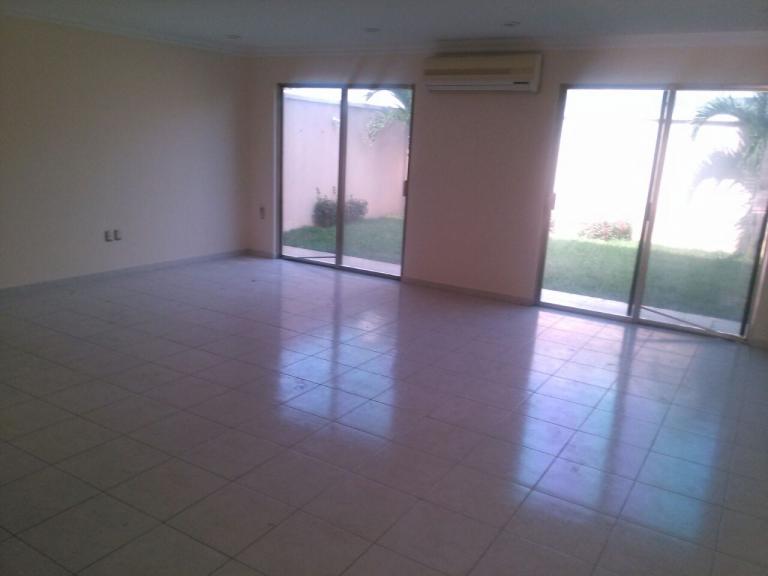 Preciosa casa con excelente ubicación en renta - 2