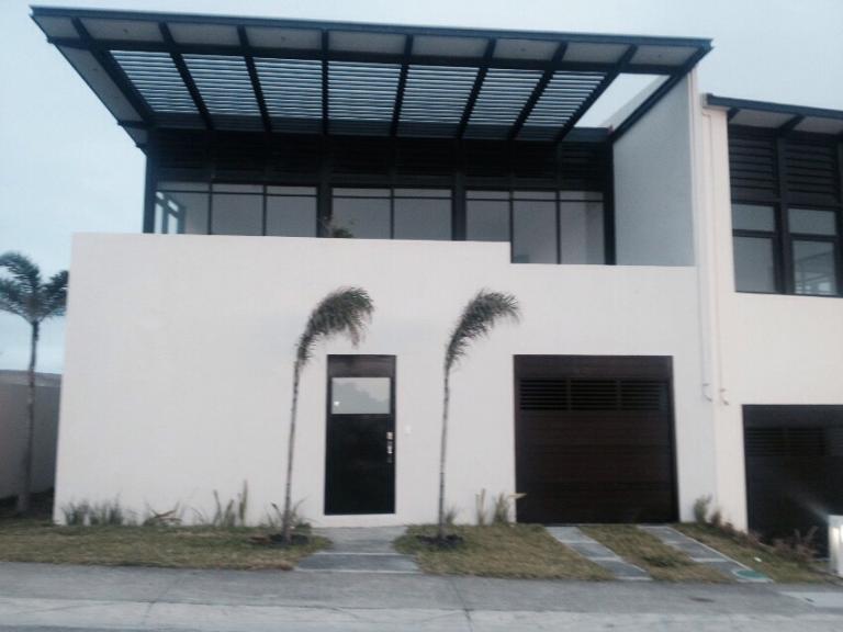 Hermosa residencia moderna y funcional - 1