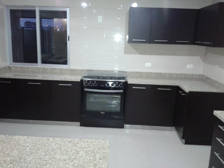 Magnifica residencia con finos acabados y muy amplia - 2