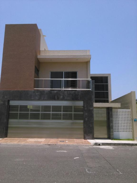 Magnifica residencia de finos acabados y con alberca - 1