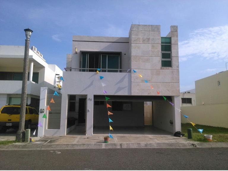 Preciosa residencia con piso de porcelanato