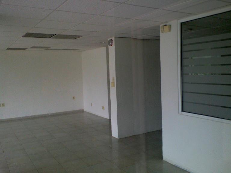 Local muy amplio para 2 oficinas de 90 m2 c/u - 4