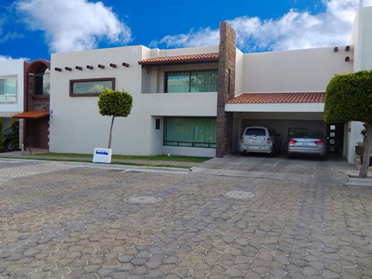 CASA EN VENTA EN LOMAS DE ANGELOPOLIS