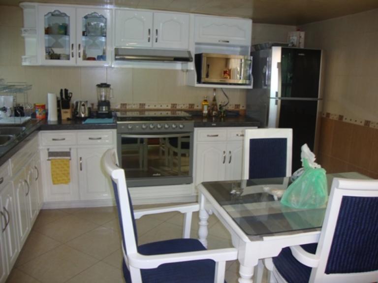 CASA Amueblada con 2 Locales Comerciales.