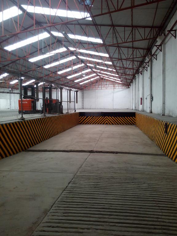 Fabulosa Bodega. 7600 m2. Equipada. Ubicadísima. 2 Frentes. - 2