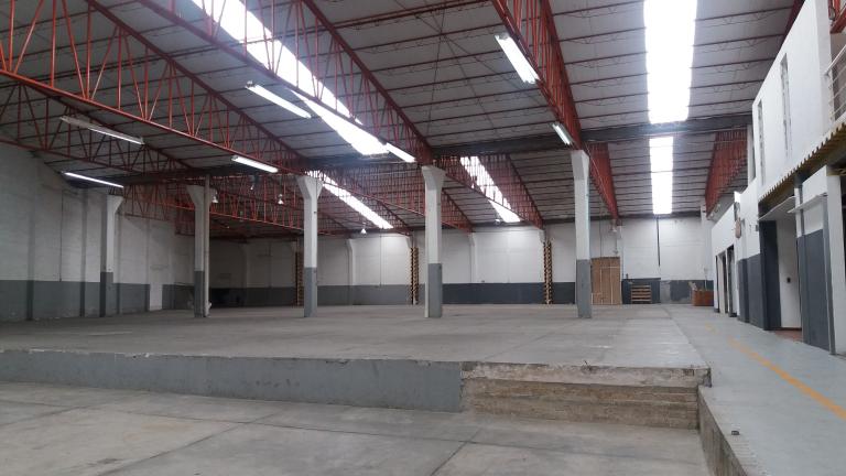Magnifica Bodega. 2600 m2. 2 Entradas Trailer. Oficinas. - 7