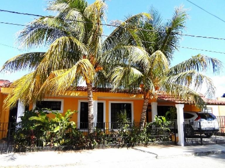 Casa con piscina en Cordemex