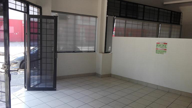 Perfecto Local comercial, en esquina. Dos frentes. - 3