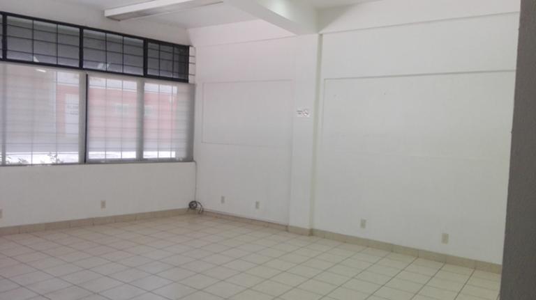 Perfecto Local comercial, en esquina. Dos frentes. - 4