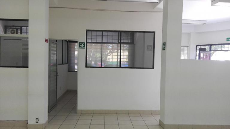 Perfecto Local comercial, en esquina. Dos frentes. - 5