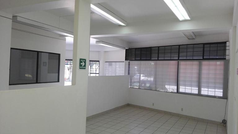 Perfecto Local comercial, en esquina. Dos frentes. - 6