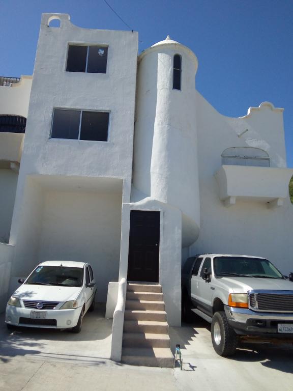 VENDO CASA AMPLIA. 3 Rec. 2 Bañ. 3 Coche. Cisterna. Patio. — foto 2