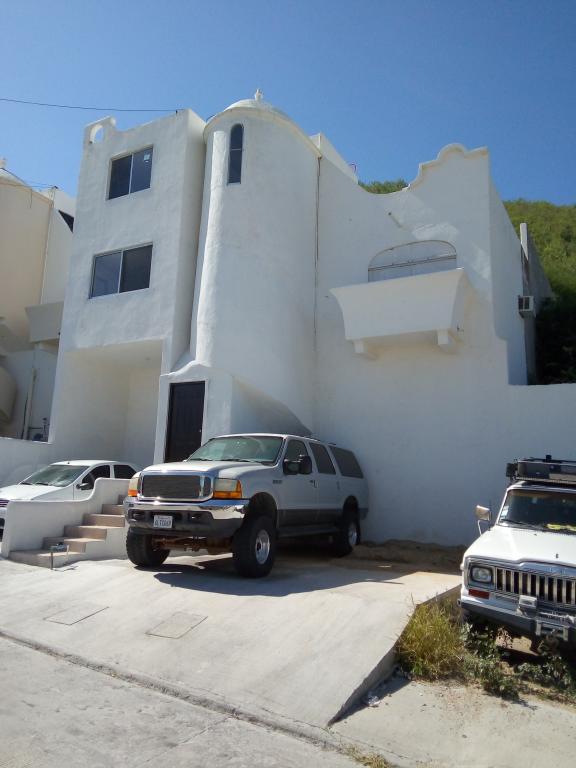 VENDO CASA AMPLIA. 3 Rec. 2 Bañ. 3 Coche. Cisterna. Patio. — foto 3
