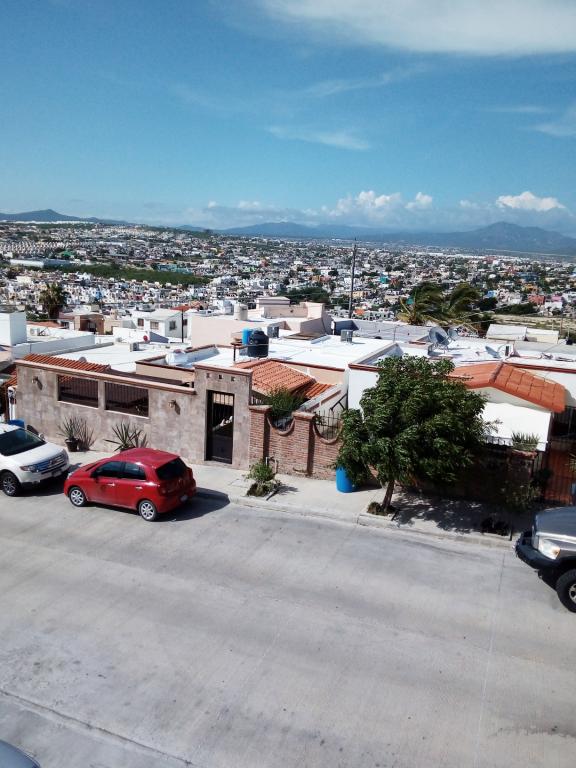 VENDO CASA AMPLIA. 3 Rec. 2 Bañ. 3 Coche. Cisterna. Patio. — foto 7