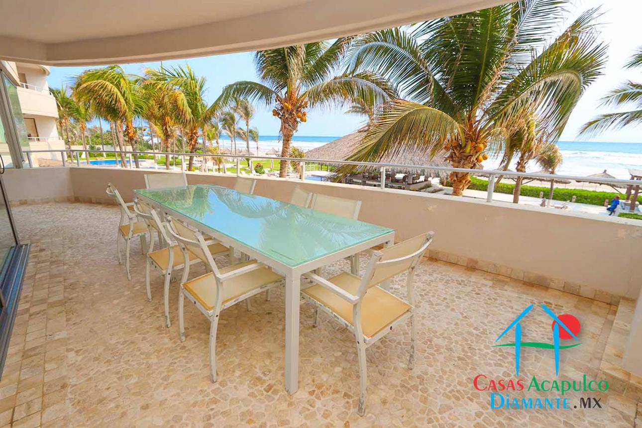 Terraza con vista frontal al mar