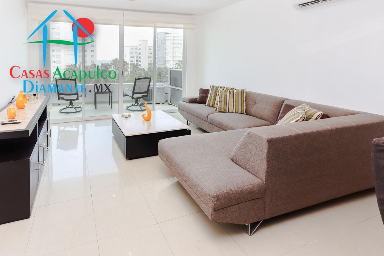 Depa en venta con terraza y vista parcial al mar