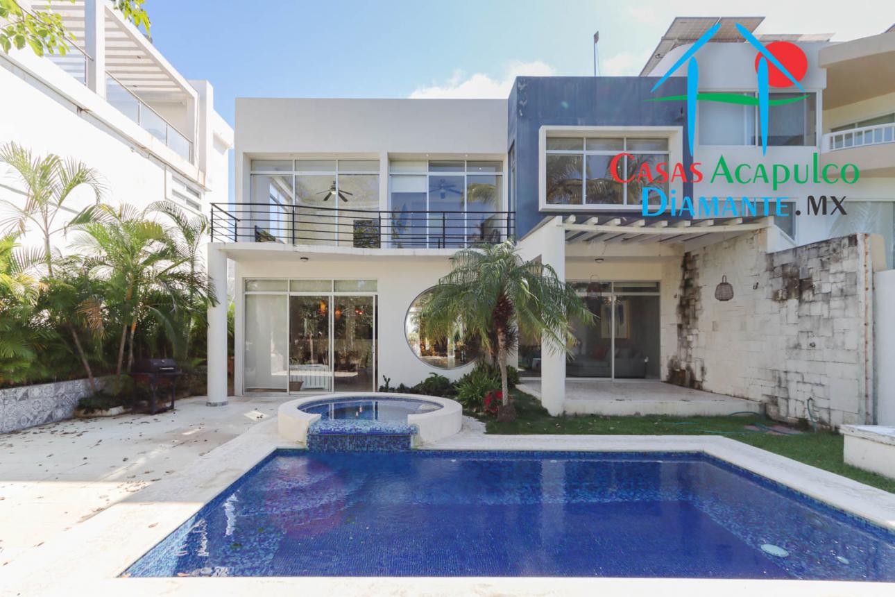 Casa con alberca y jacuzzi privados. Vista al campo de golf