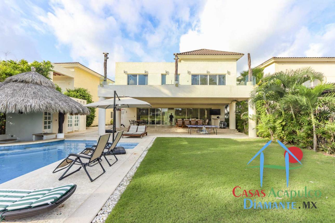 Alberca privada, asoleadero y vista al campo de golf