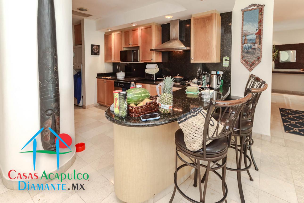 ¡Oportunidad Frente al Mar! Departamento para Restaurar - 8