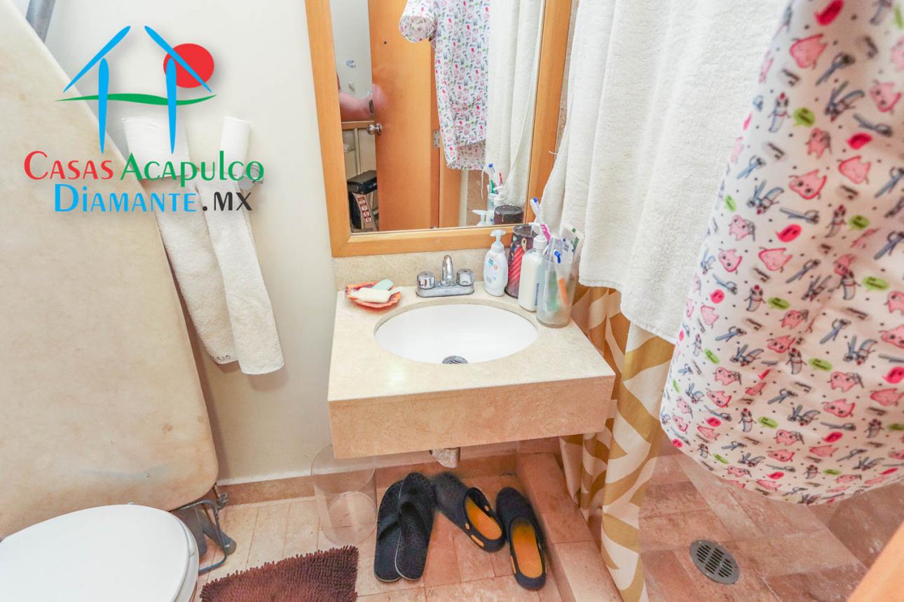 ¡Oportunidad Frente al Mar! Departamento para Restaurar - 12