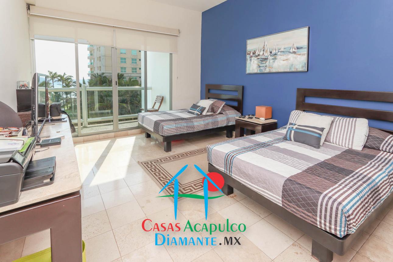 ¡Oportunidad Frente al Mar! Departamento para Restaurar - 13