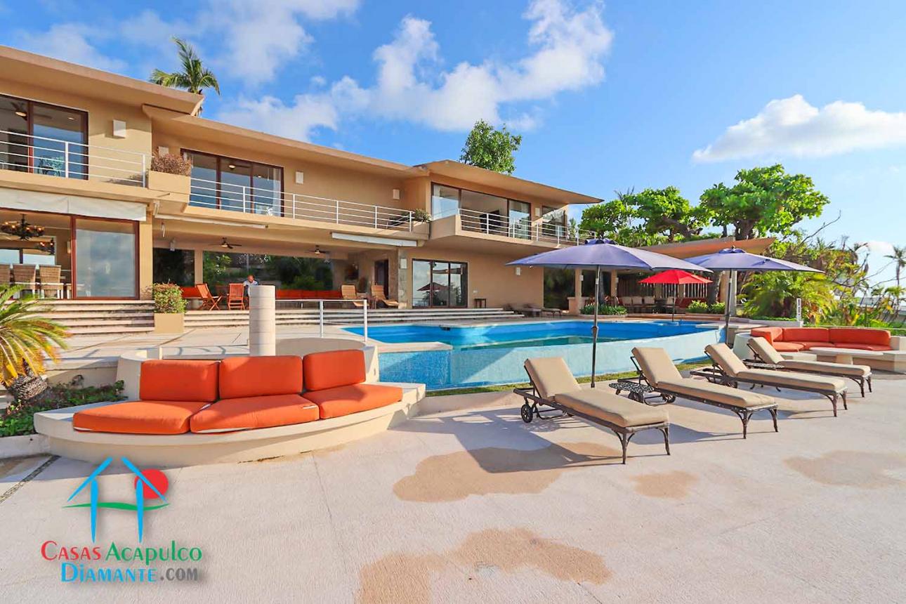 Terraza con alberca privada, jacuzzi, vista al mar