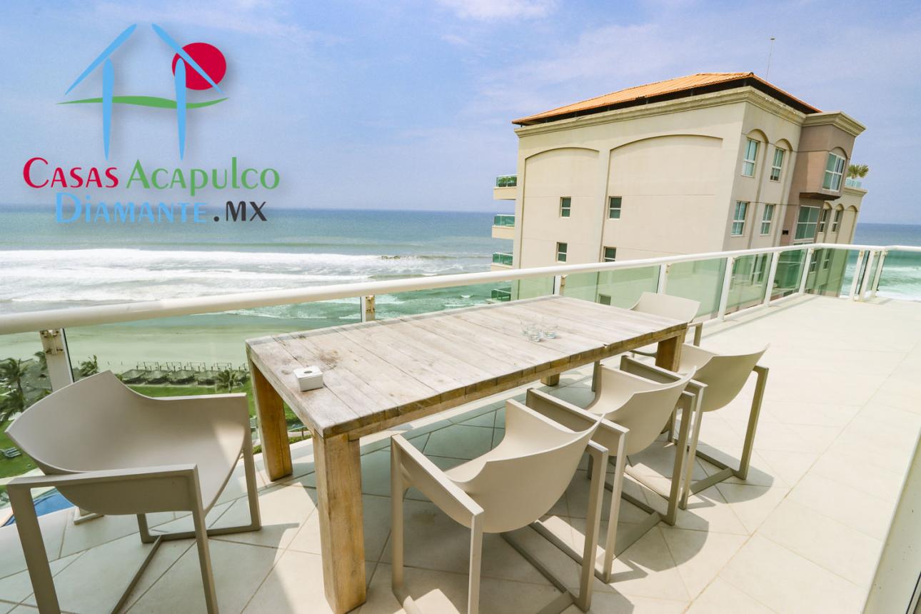 Departamento De Playa. Terraza Con Vista Frontal Al Mar