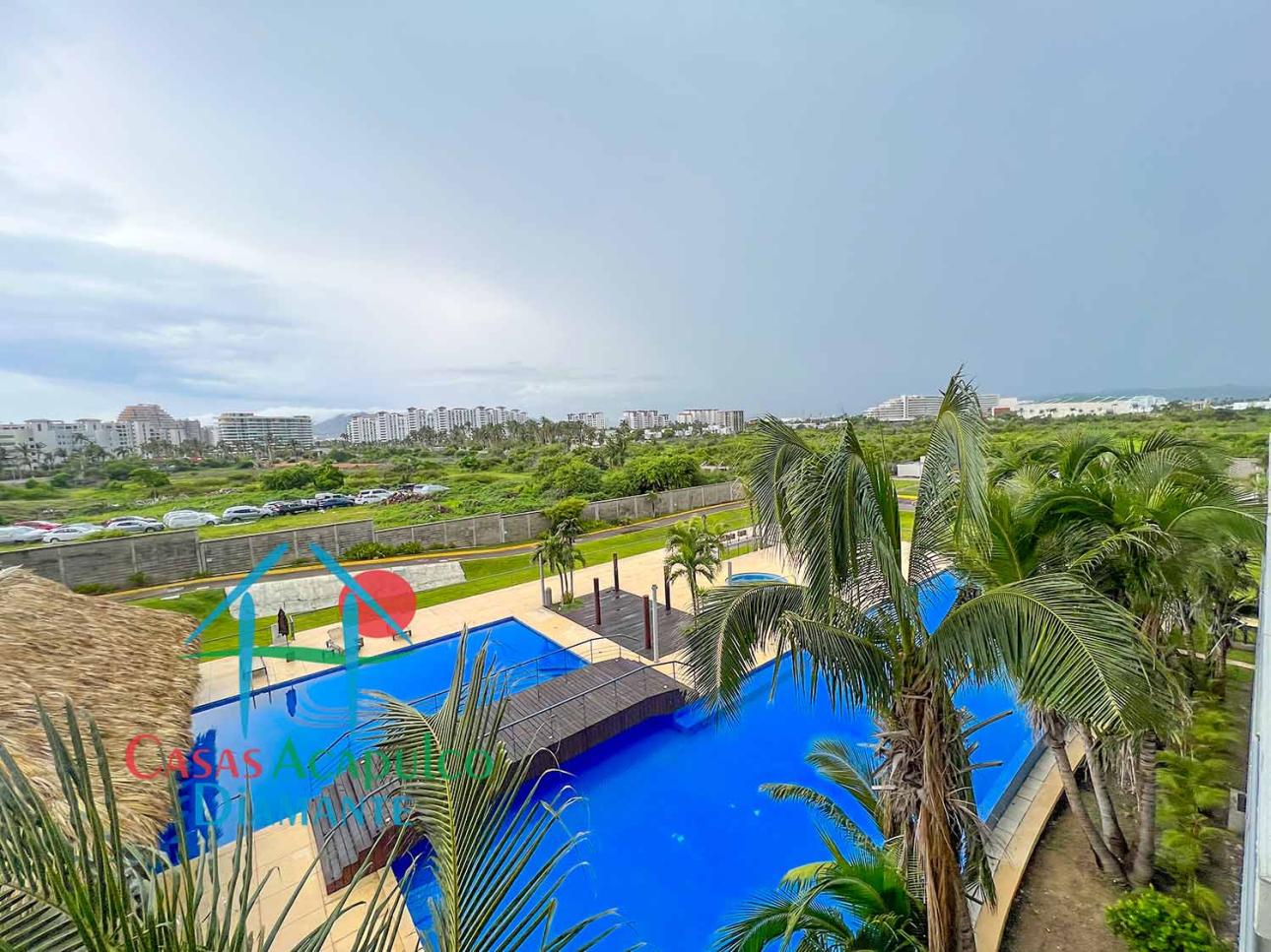 Terraza con jacuzzi privado y vista a las áreas comunes — foto 10