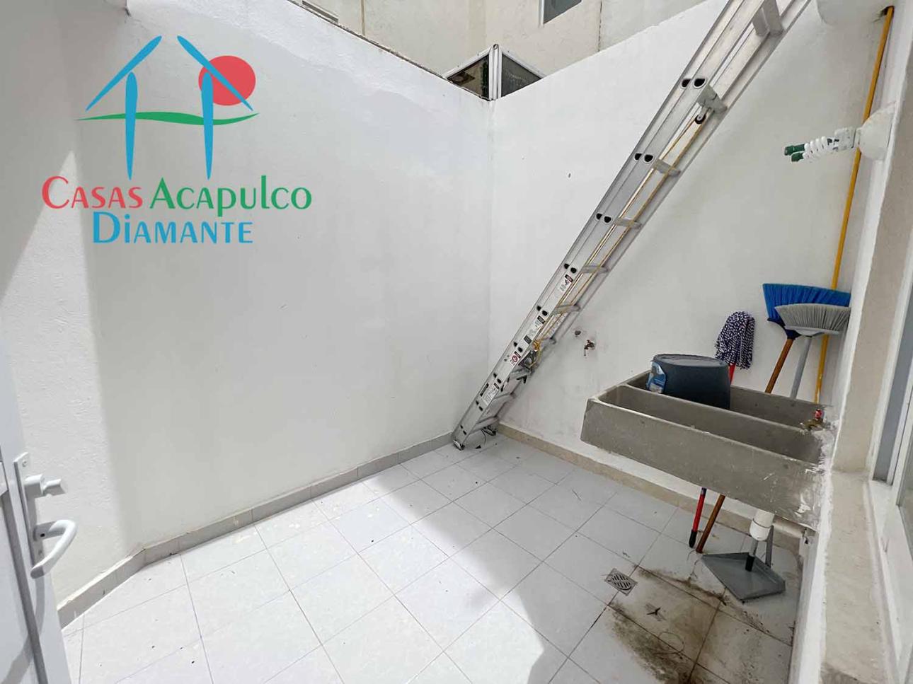 Casa remodelada con 2 recámaras y patio de servicio - 11