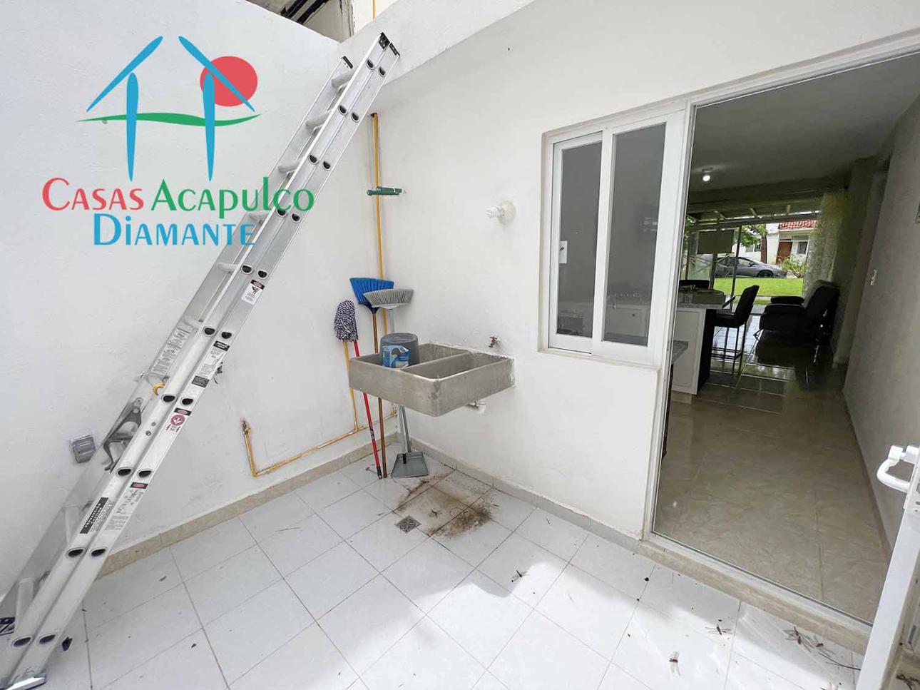 Casa remodelada con 2 recámaras y patio de servicio - 12