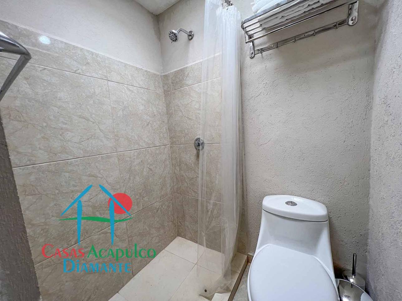 Casa remodelada con 2 recámaras y patio de servicio - 18