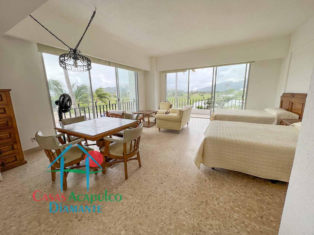Estancia Con Balcón Y Terraza, Con Vista Al Campo De Golf
