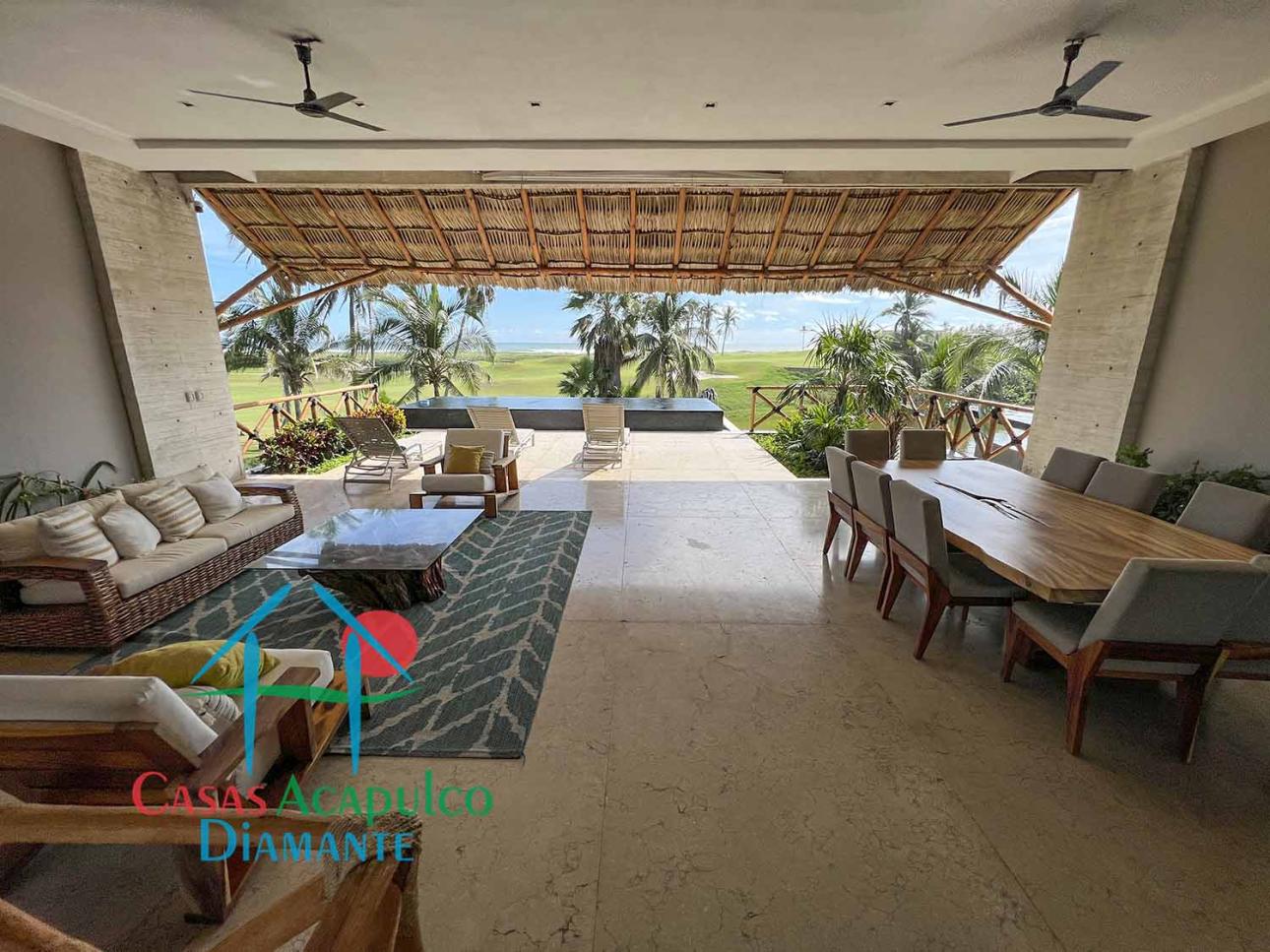 Hermosa casa con alberca privada y vista al campo de golf