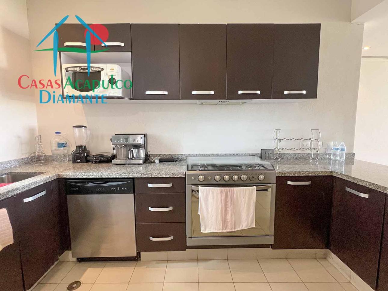 Depa en condominio de playa. Terraza con vista a la alberca — foto 14