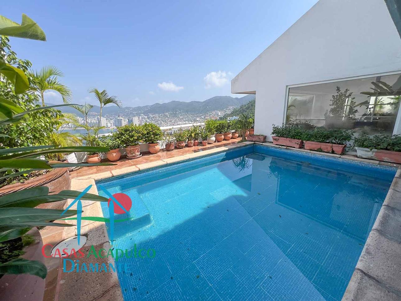 Terraza con alberca privada y vista al mar