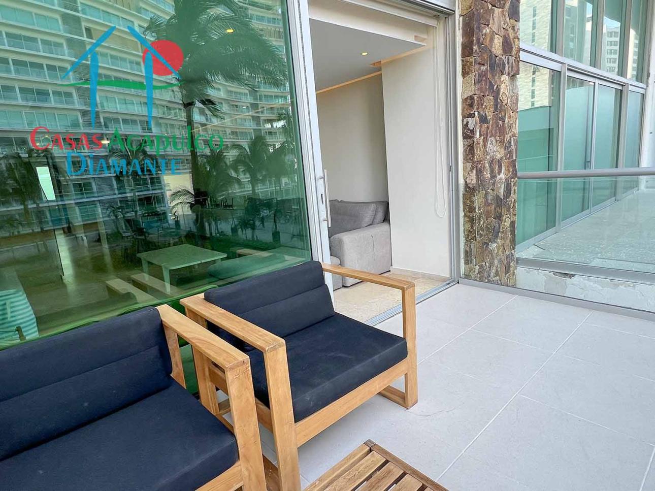 En condominio de playa. Terraza con vista parcial al mar — foto 9