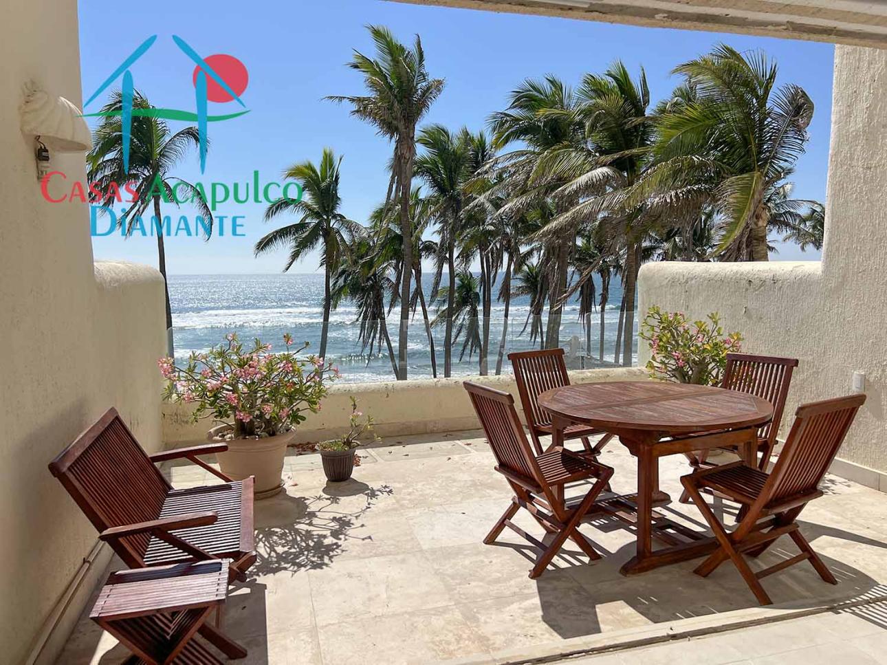 En condominio de playa. Terraza con vista frontal al mar