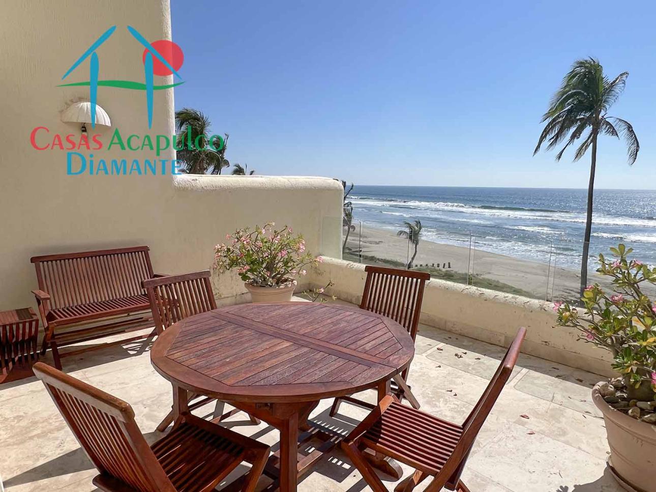 En condominio de playa. Terraza con vista frontal al mar — foto 8