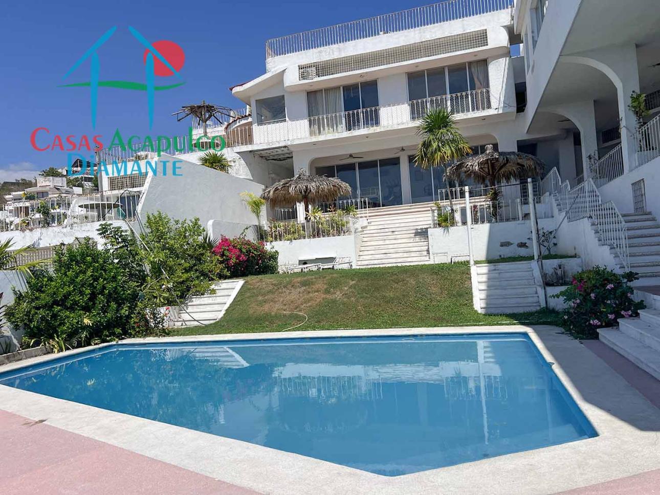 ¡Casa en oportunidad! 19 recÃ¡maras, 4 albercas, vista al mar