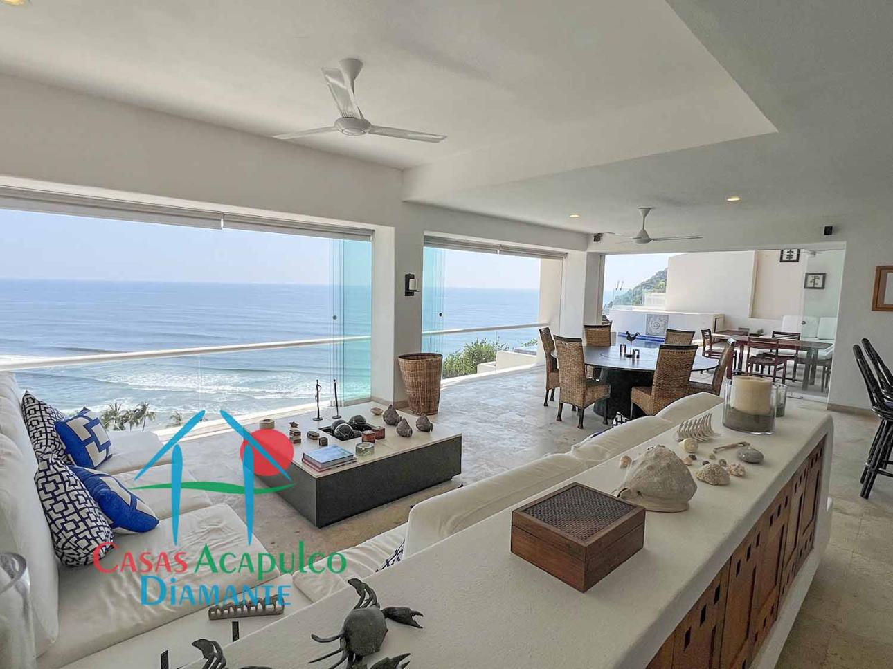 Terraza con alberca privada y vista al mar