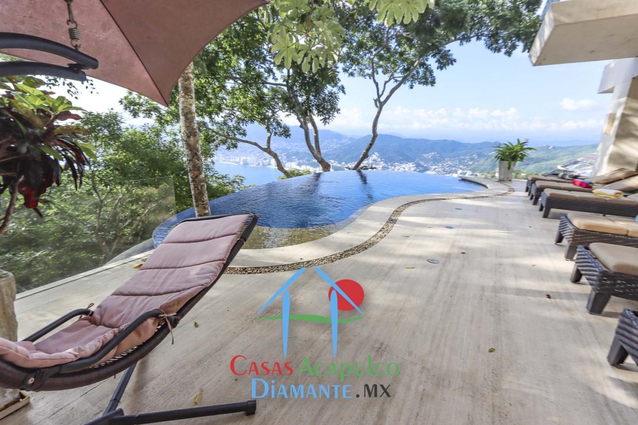 Terraza con alberca y extraordinaria vista a la bahía