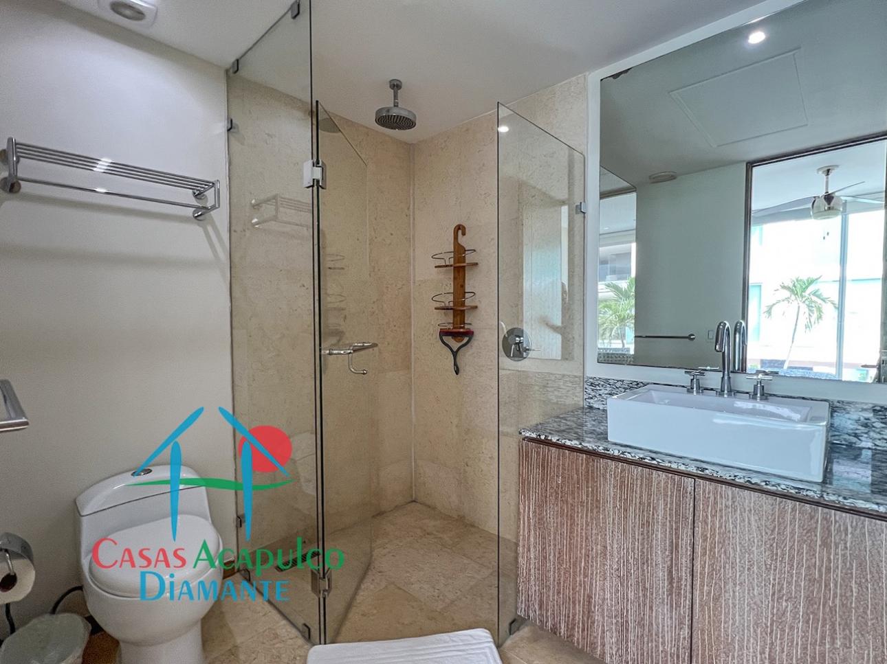 Con terraza y distribución funcional en Acapulco Diamante — foto 15
