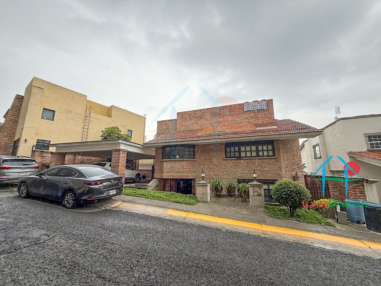 Casa en Venta en Interlomas con Jardín, Cava y 4 Recámaras - 2
