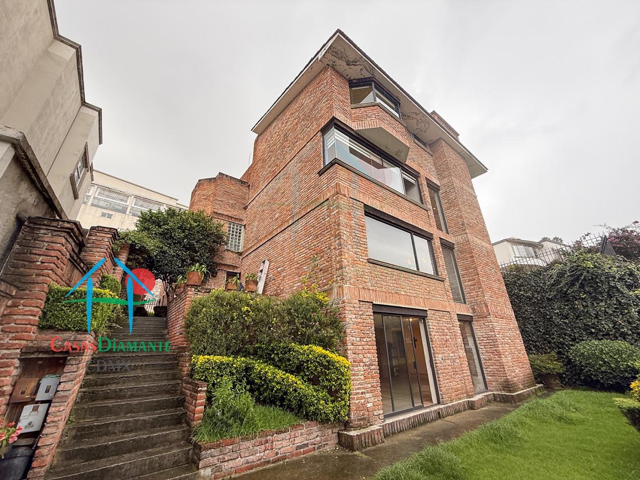 Casa en Venta en Interlomas con Jardín, Cava y 4 Recámaras - 3