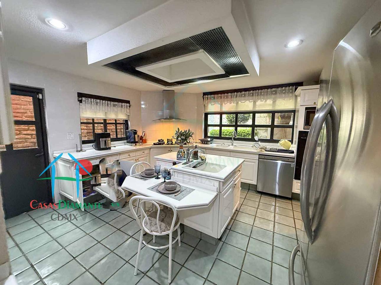 Casa en Venta en Interlomas con Jardín, Cava y 4 Recámaras - 9