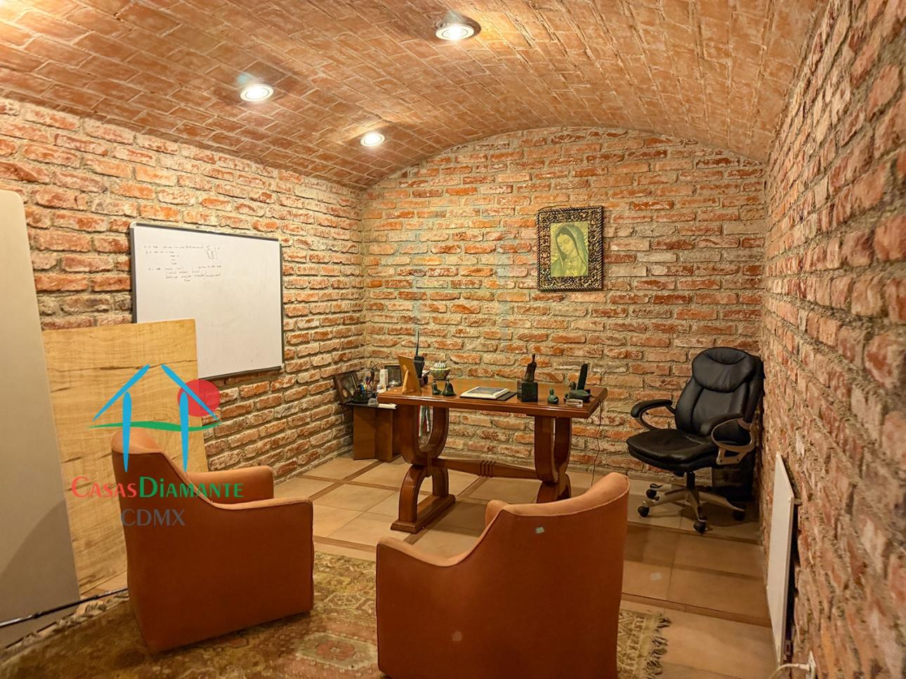 Casa en Venta en Interlomas con Jardín, Cava y 4 Recámaras - 11